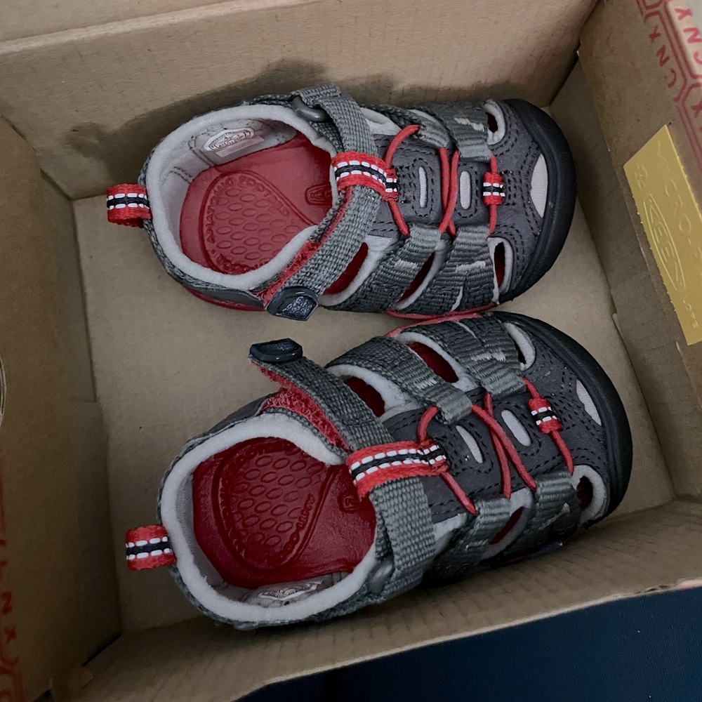 Keen red/gray/black sandal 4